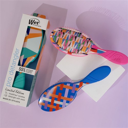 WetBrush Pro Artful Ace Detangler Flag Up